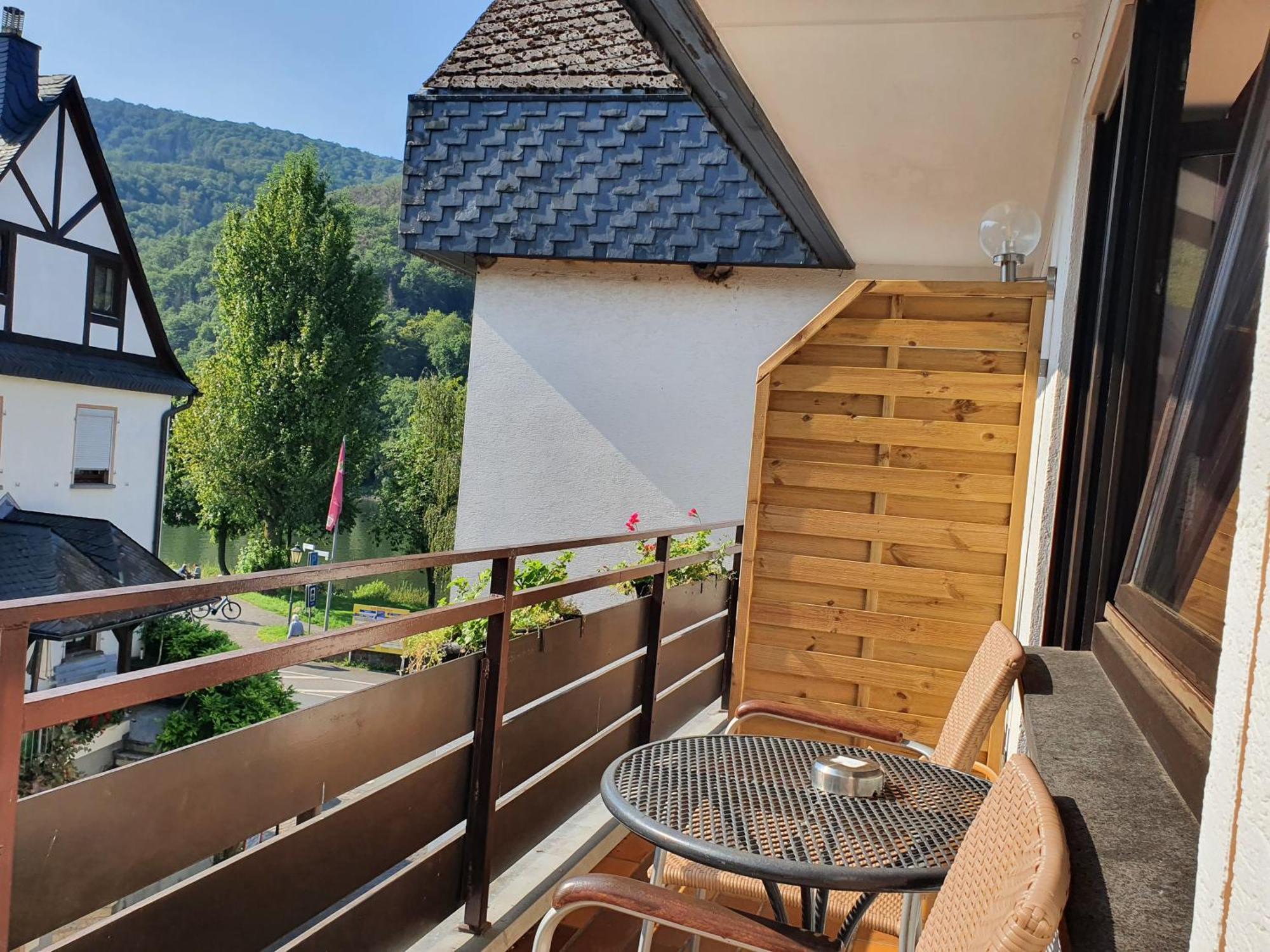 Römerstube Ferienwohnungen mit&ohne Moselblick Ediger-Eller Zimmer foto