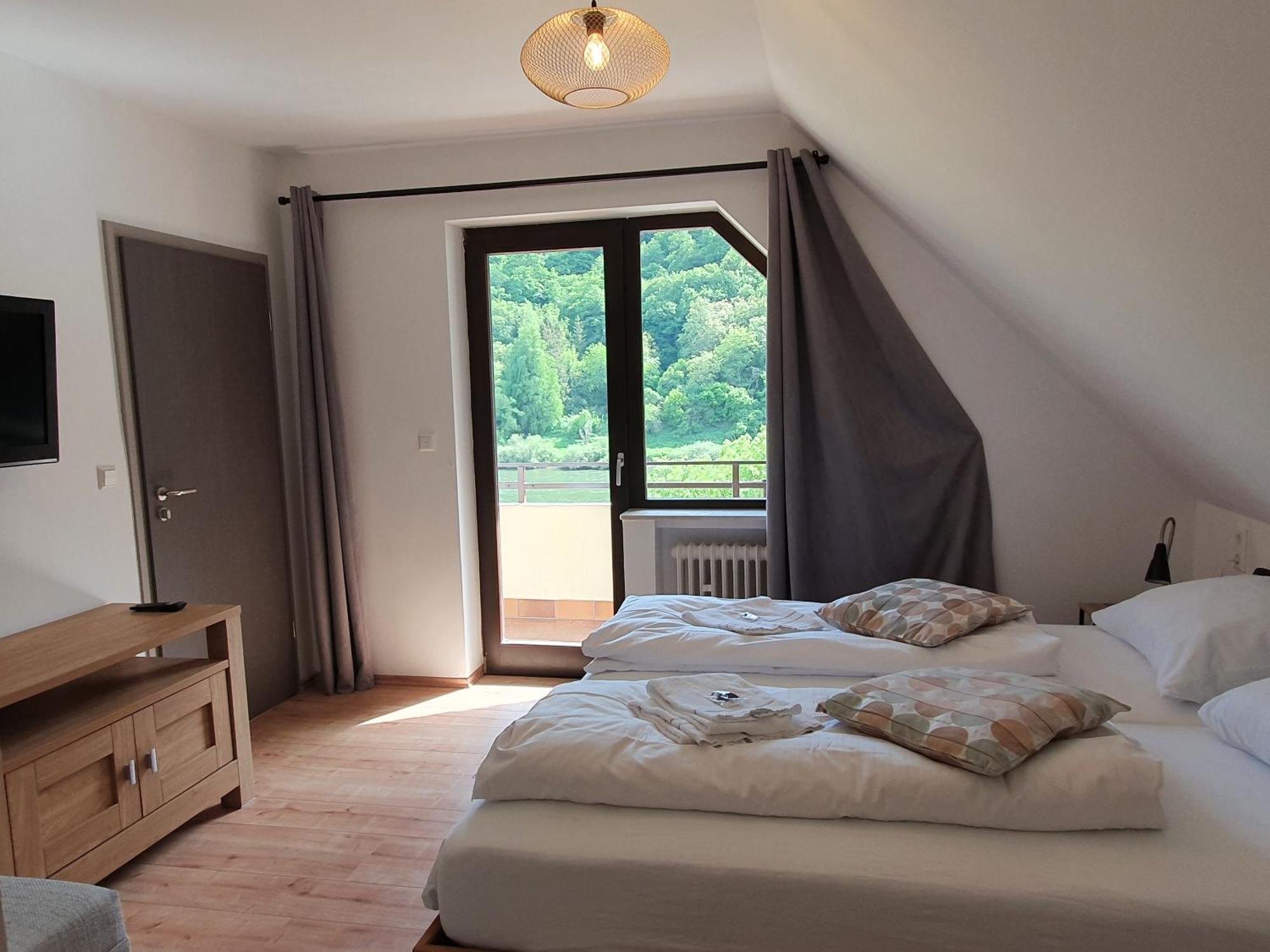 Römerstube Ferienwohnungen mit&ohne Moselblick Ediger-Eller Zimmer foto